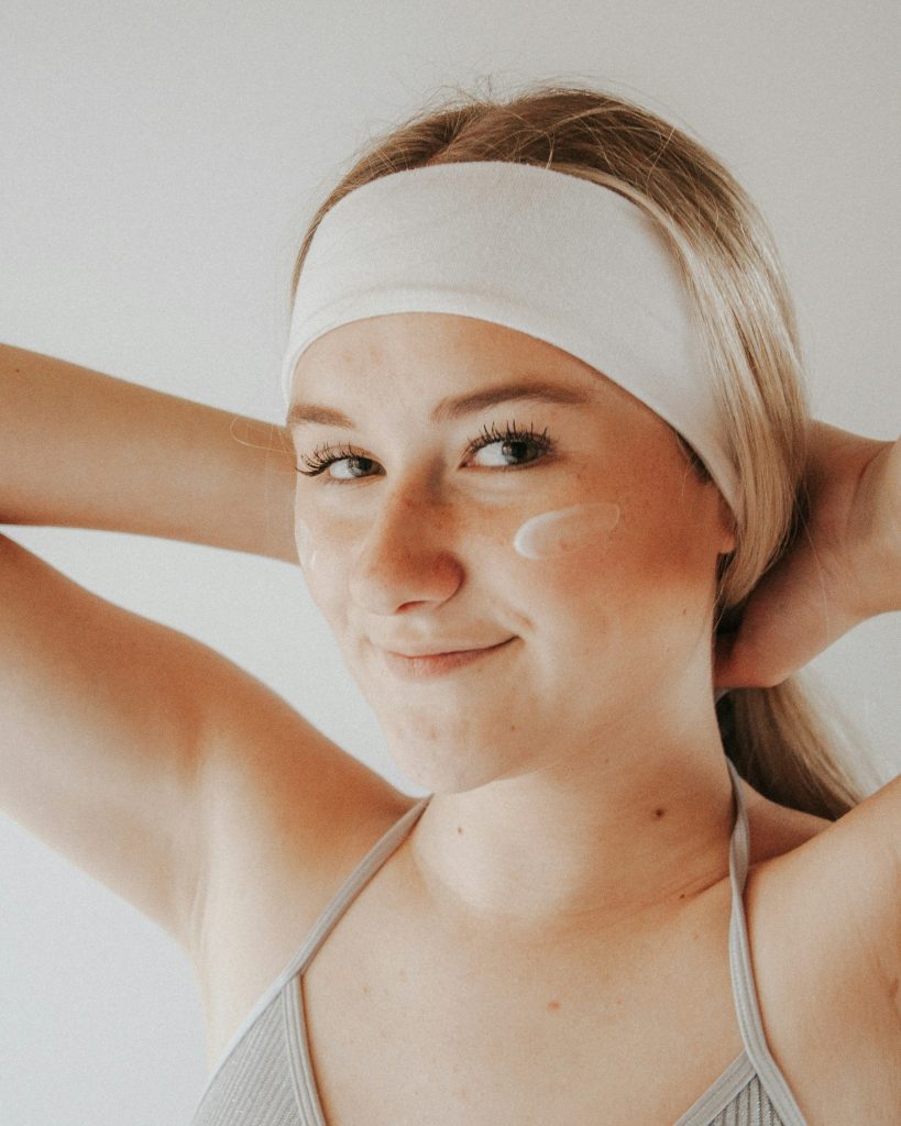 Junge Frau mit Headband, zeigt Hautpflege und Wohlbefinden im Centrum Aestheticum.