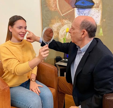 Frau bei Hautanalyse im Centrum Aestheticum, professionelles Beratungsgespräch.