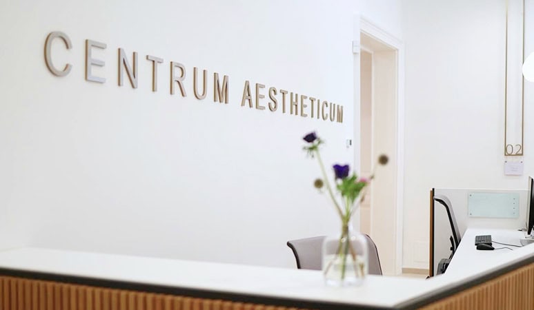 Empfangsbereich im Centrum Aestheticum mit moderner Einrichtung.