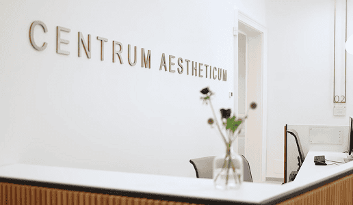 Empfangsbereich im Centrum Aestheticum mit freundlicher Atmosphäre.