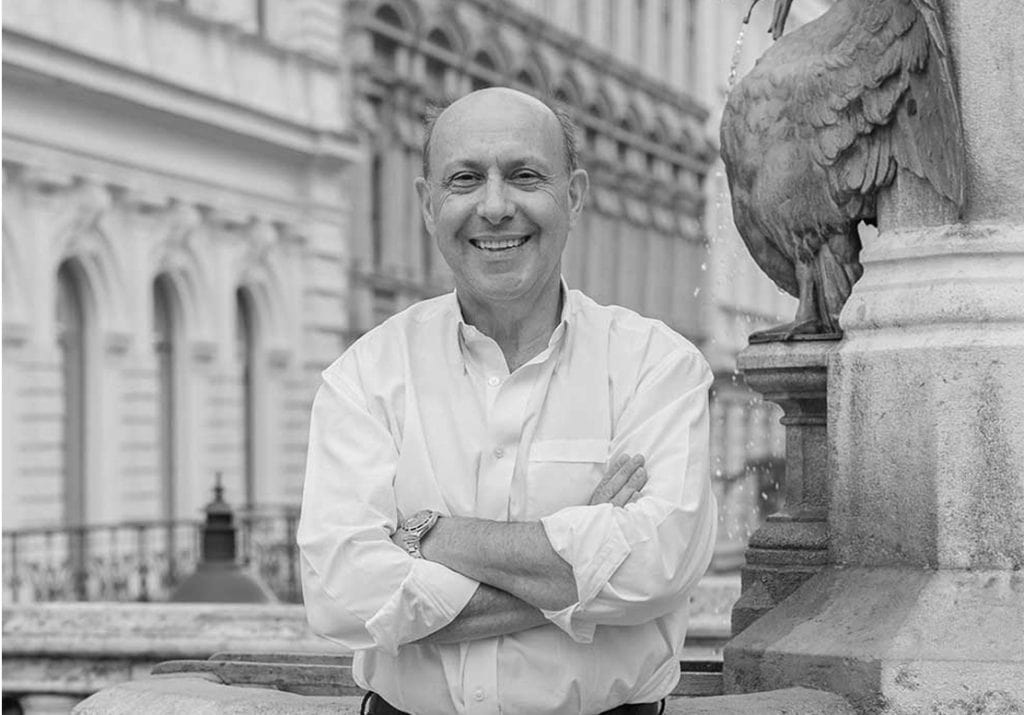 Dr Turkof im Centrum Aestheticum vor historischem Gebäude, professionell und freundlich.