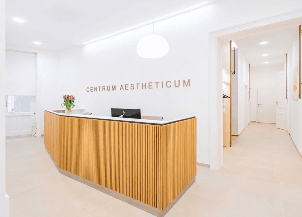 Empfangstresen im Centrum Aestheticum mit freundlicher Atmosphäre und hellem Design.