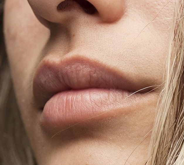 Nahaufnahme von volleren, gepflegten Lippen und glatter Haut.