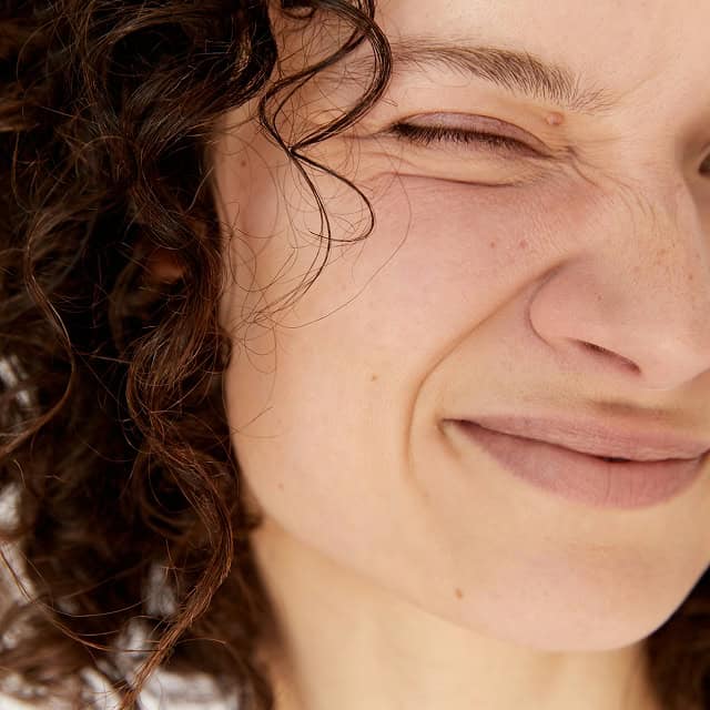 Frau mit strahlender Haut nach Laserbehandlung im Centrum Aestheticum.