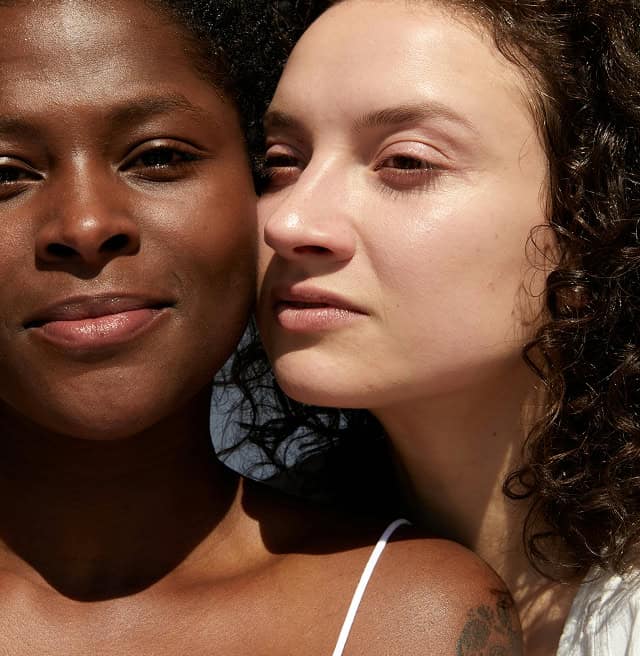 Zwei Frauen mit natürlicher Haut, Fokus auf Gesichtskonturierung und Filler-Behandlungen.