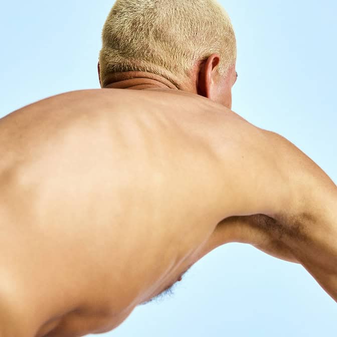 Nahaufnahme eines Mannes mit glatter, gepflegter Haut nach Behandlung.