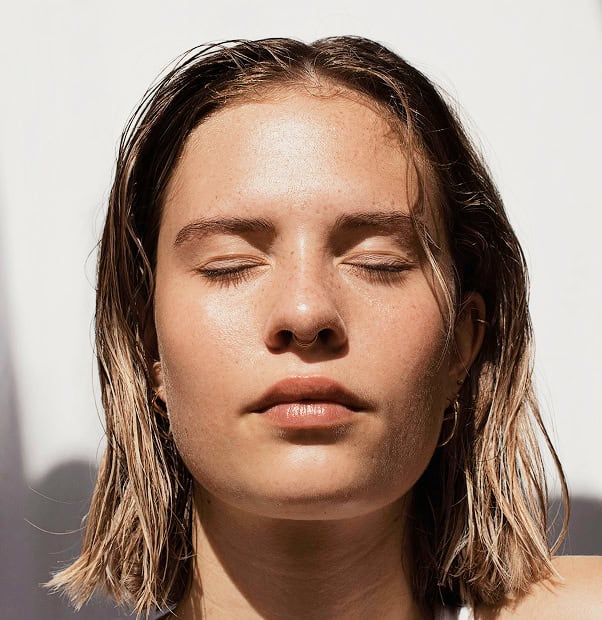 Frau mit geschlossener Augen, Hautpflegebehandlung im Zentrum Aestheticum.