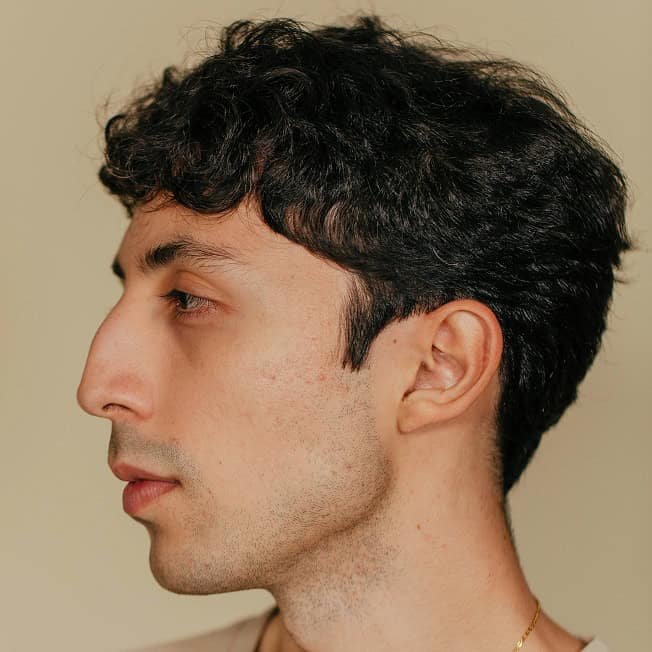 mann im profil schaut nach links