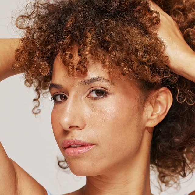 Frau mit lockigem Haar, natürliche Frisur, Beauty-Behandlung.