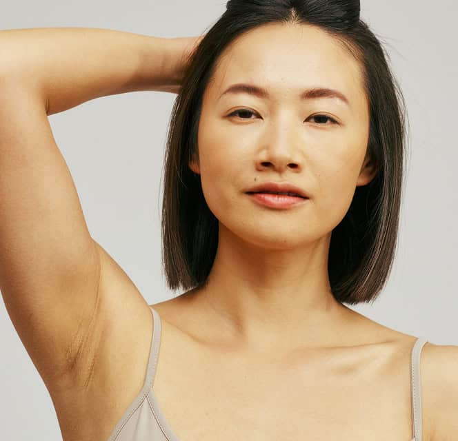 Frau zeigt Achsel, Hautstraffung ohne Operation im Centrum Aestheticum.