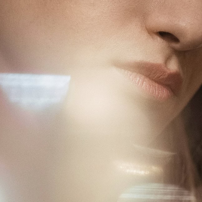 Nahaufnahme von glatter Haut mit gepflegtem Lippenbereich, Hautstraffung.