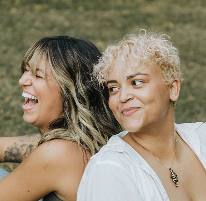 Zwei Frauen lachen im Centrum Aestheticum